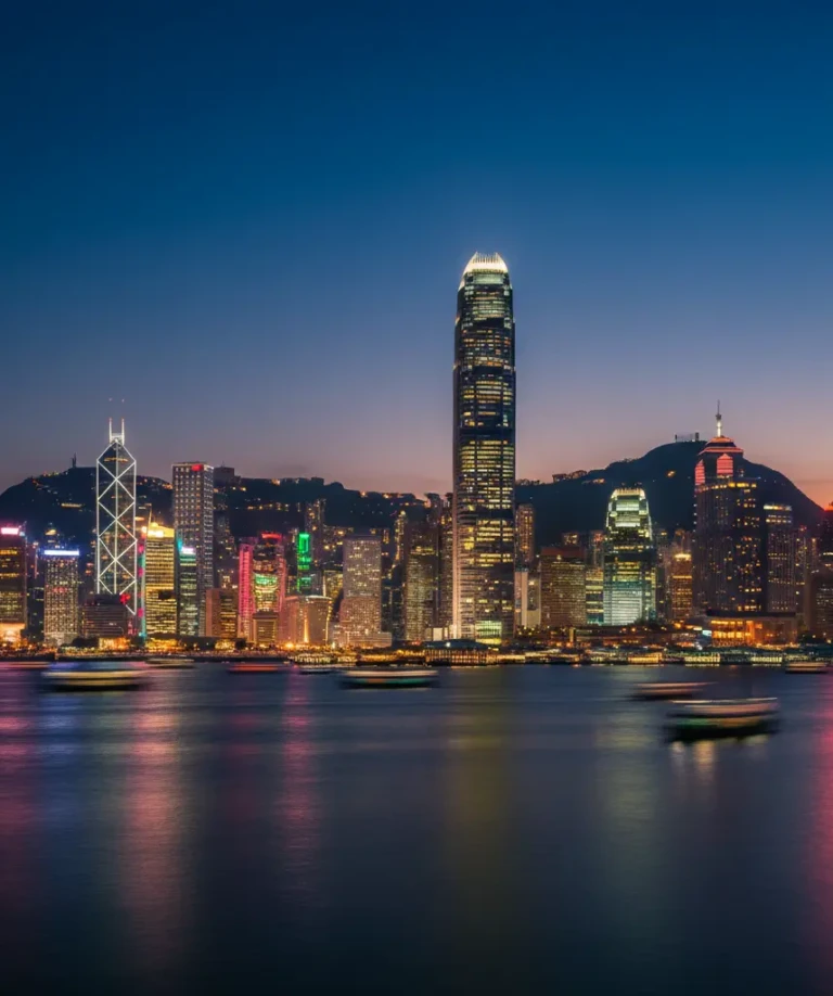 Skyline de Hong Kong avec Victoria Harbour au crépuscule, symbolisant l'expertise One Ace en hub financier et gateway vers la Chine continentale"
